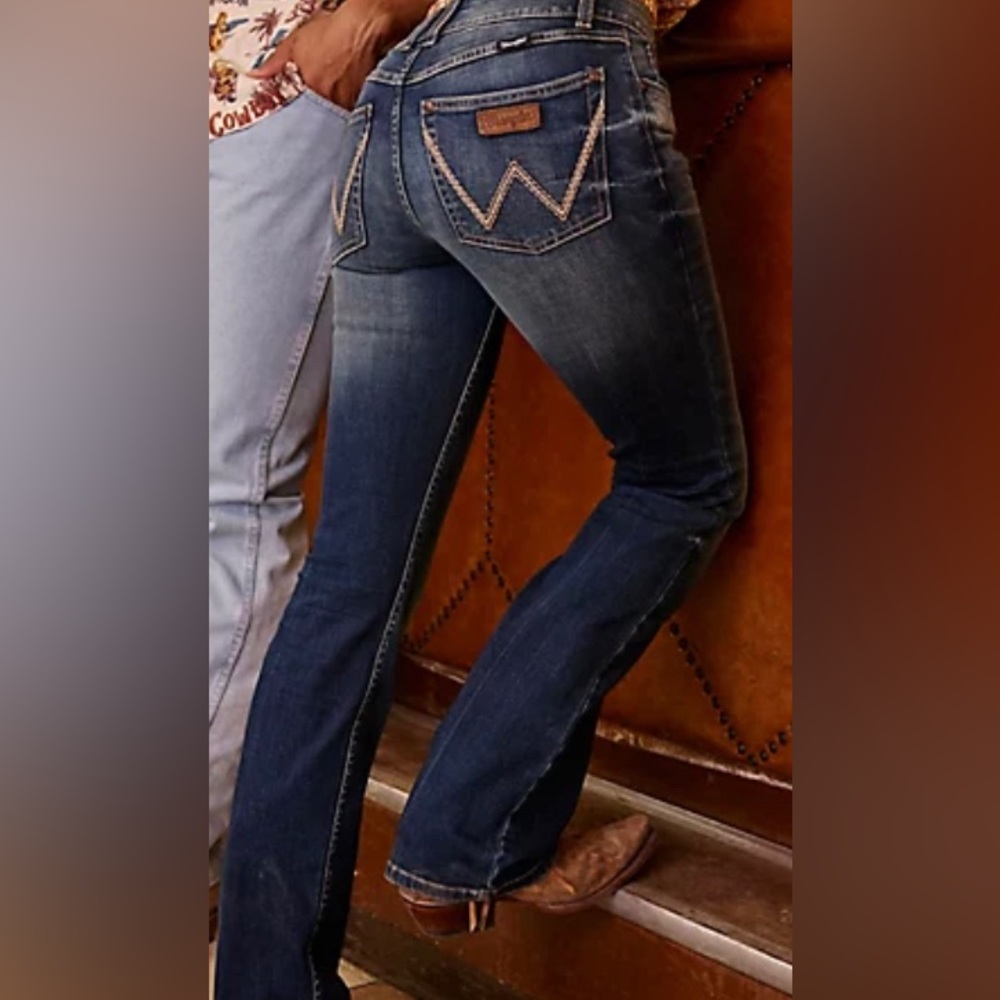 Wrangler Mid Rise Boot Cut Throw Back Retro Jeans Size 9/10